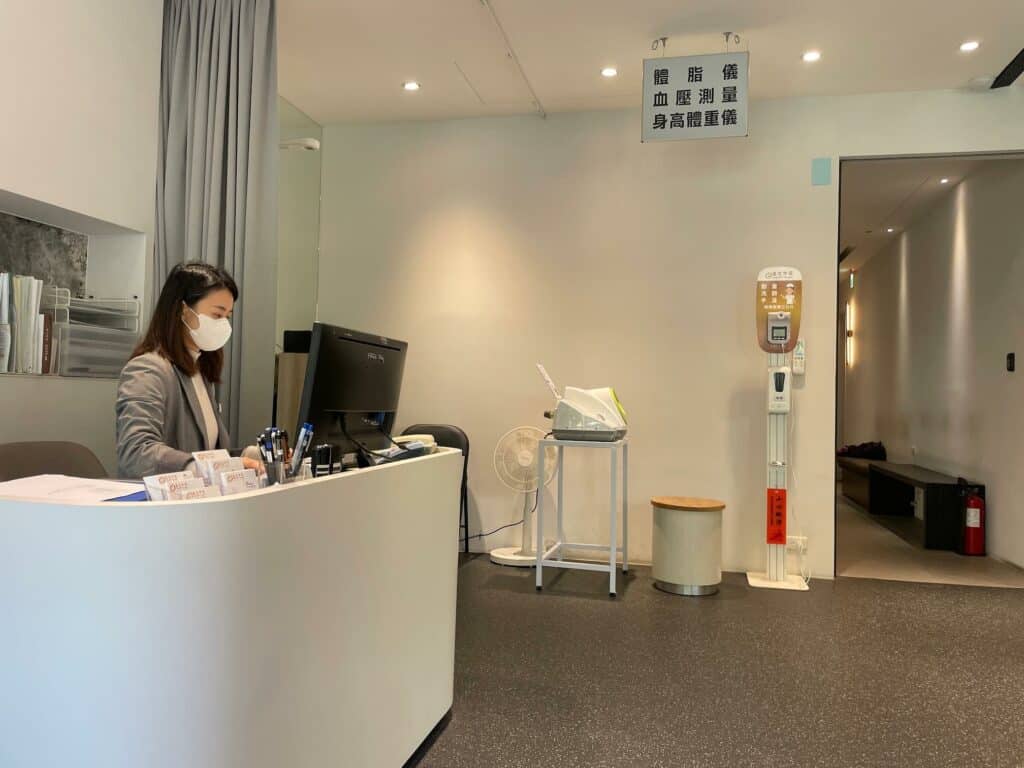 敦仁診所的高端健檢報到櫃台
