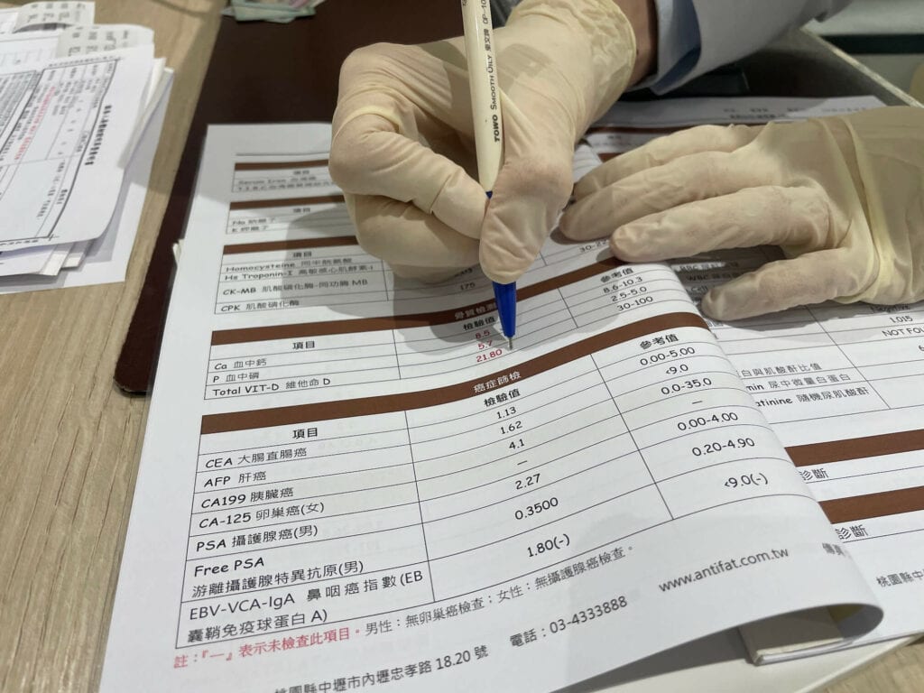 黃立醫師解說健檢報告骨質檢測出現紅字項目